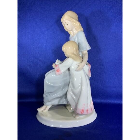 Merico Porcelain Sculpture of Mom Reading to Daughter - Picture 2 of 6